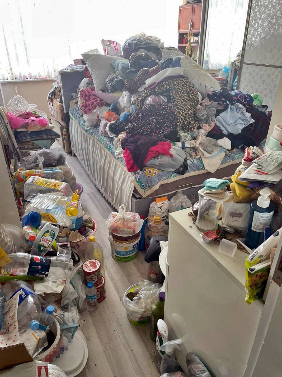 10 yıldır biriktirdiği çöpler apartman sakinlerini çıldırttı! Kamyon kamyon toplanan çöpler şaşkına çevirdi 1